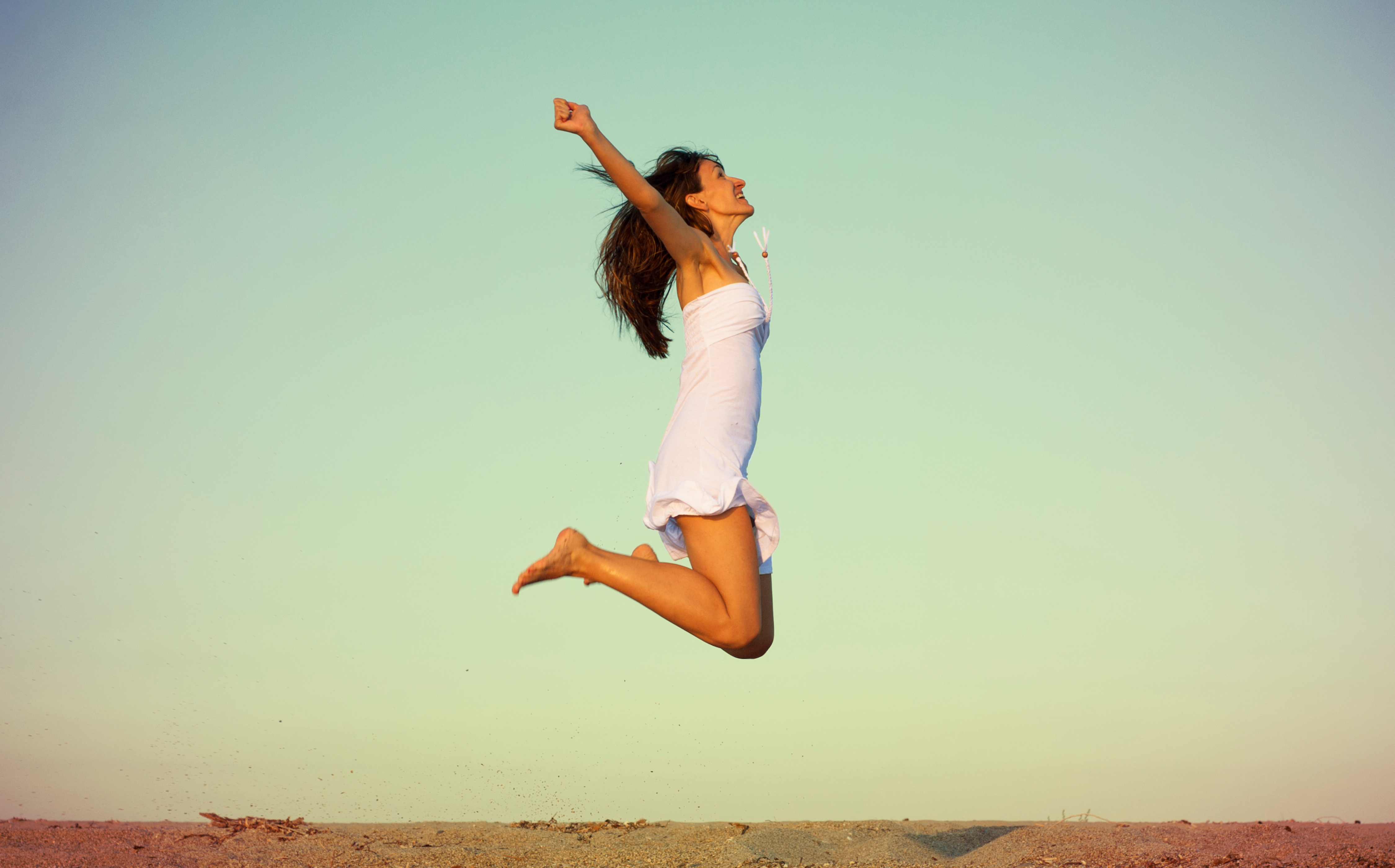 Gelukzalige vrouw springt in de lucht