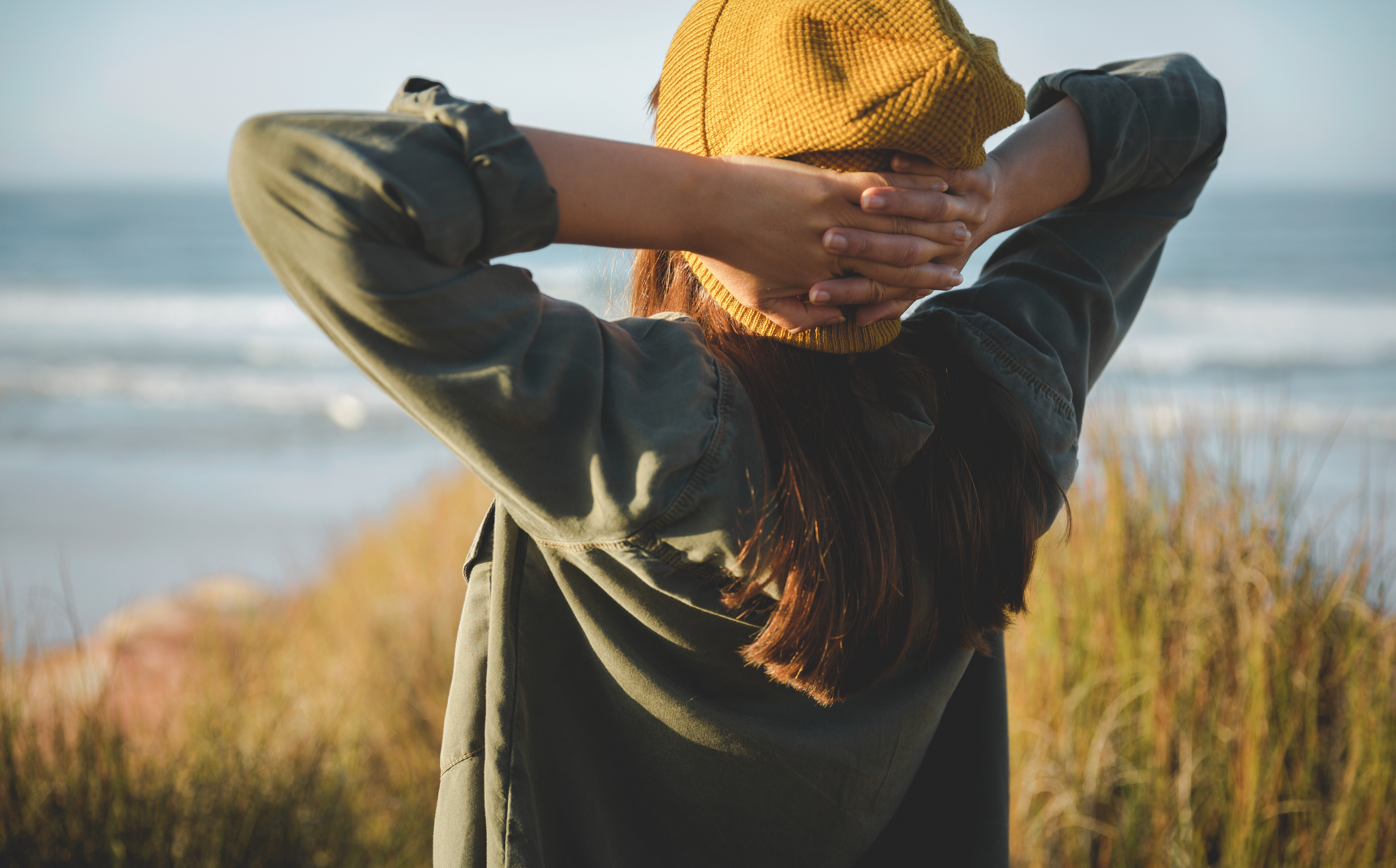 Vrouw kijkt uit over zee