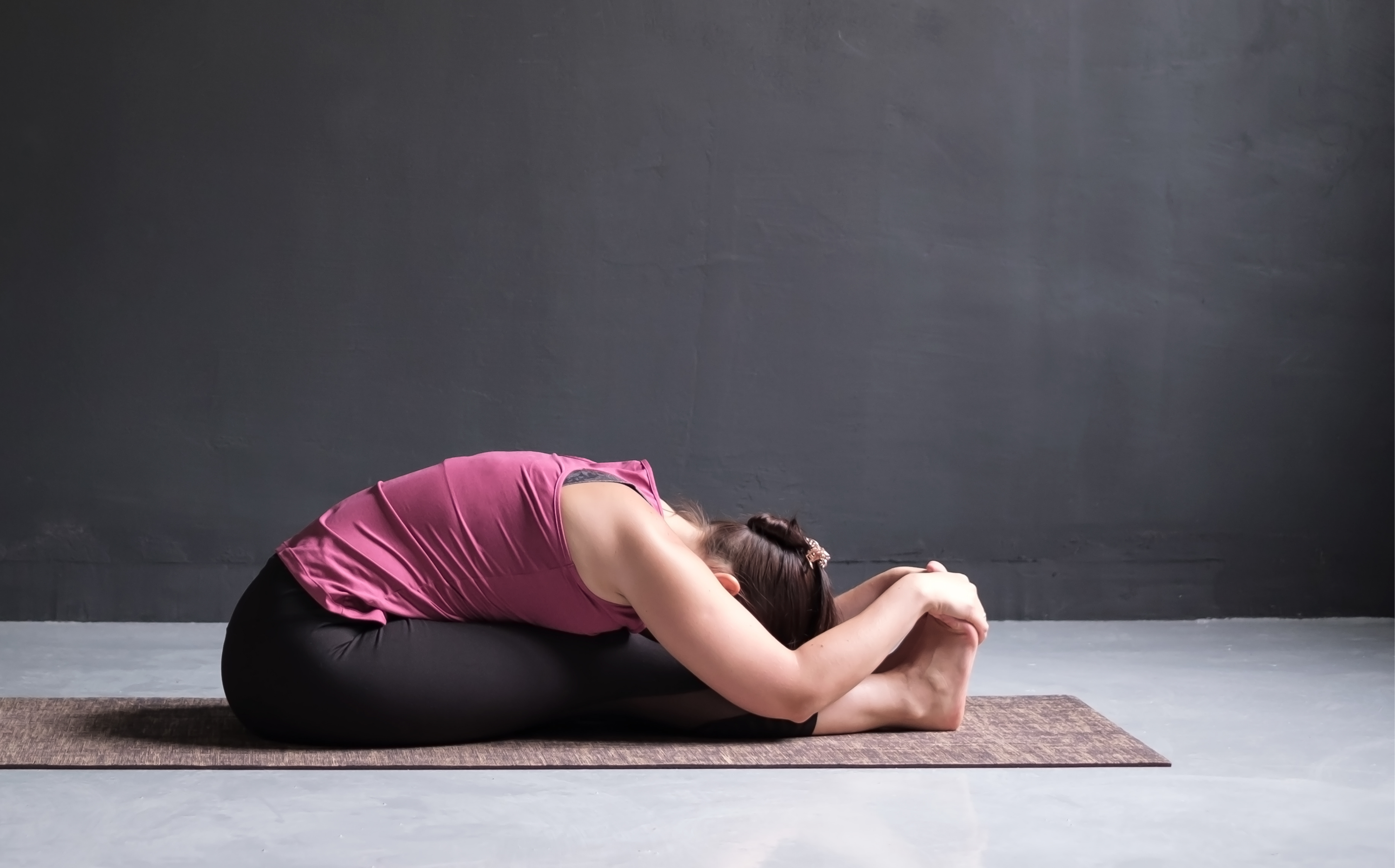 Vrouw op yogamat