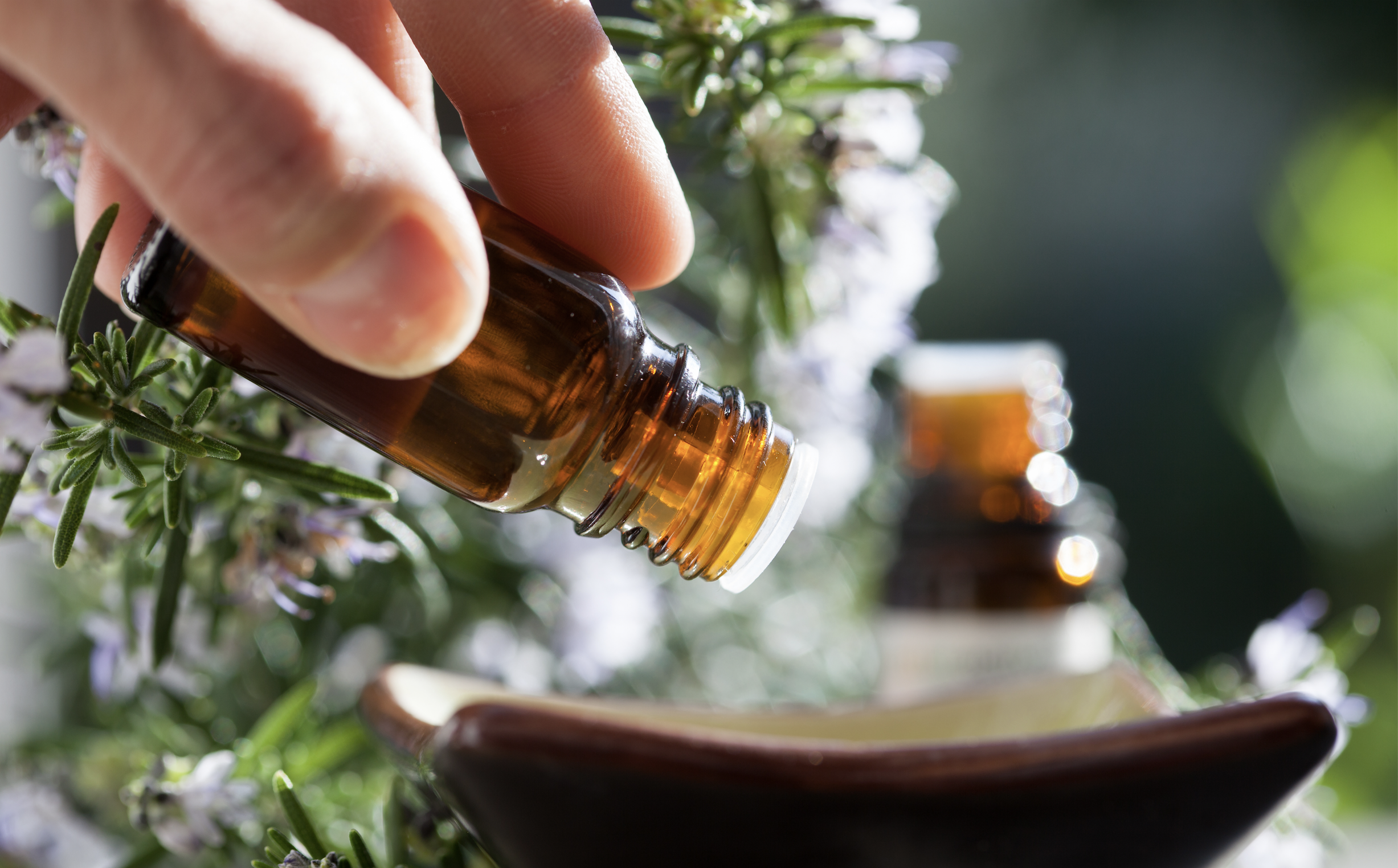 Etherische olie druppels in schaaltje